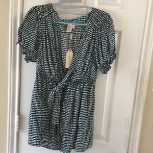 Max Studio Speciality Products short sleeve blouse with front opening & belt.